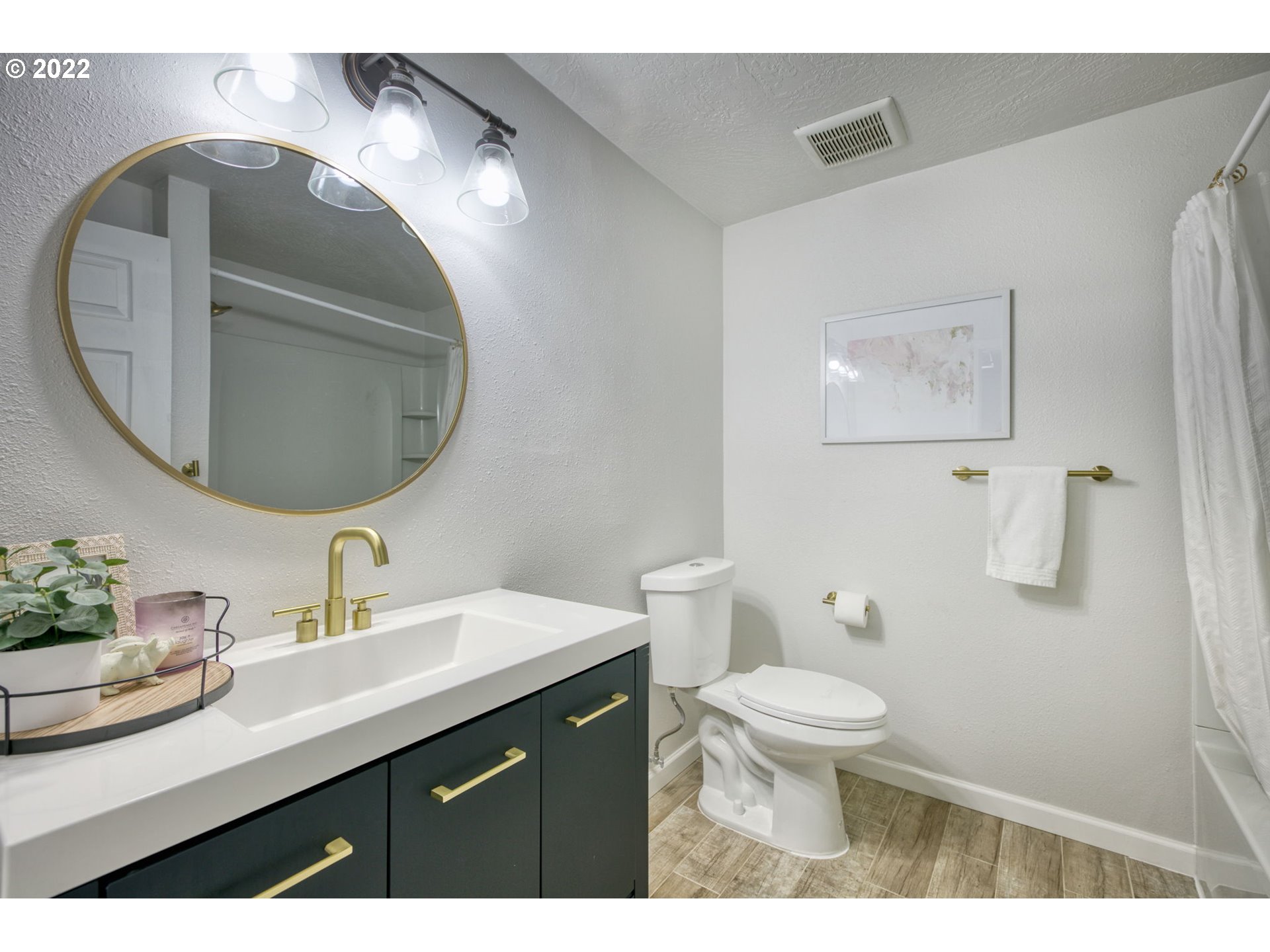 85903 Bailey Hill Road Eugene, OR 97405 - Photo 13 of 27 a bathroom with a toilet a sink and mirror