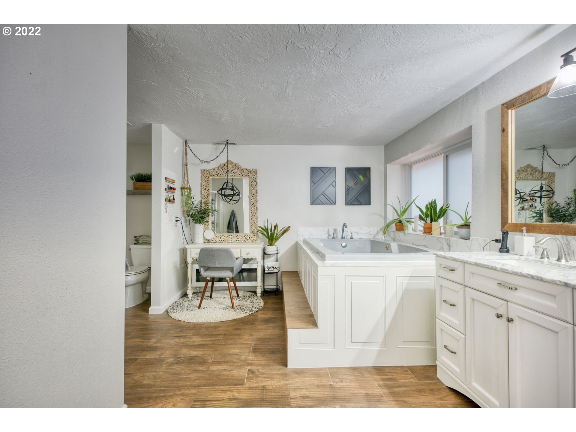 85903 Bailey Hill Road Eugene, OR 97405 - Photo 17 of 27 a living room with kitchen island granite countertop furniture and a kitchen view