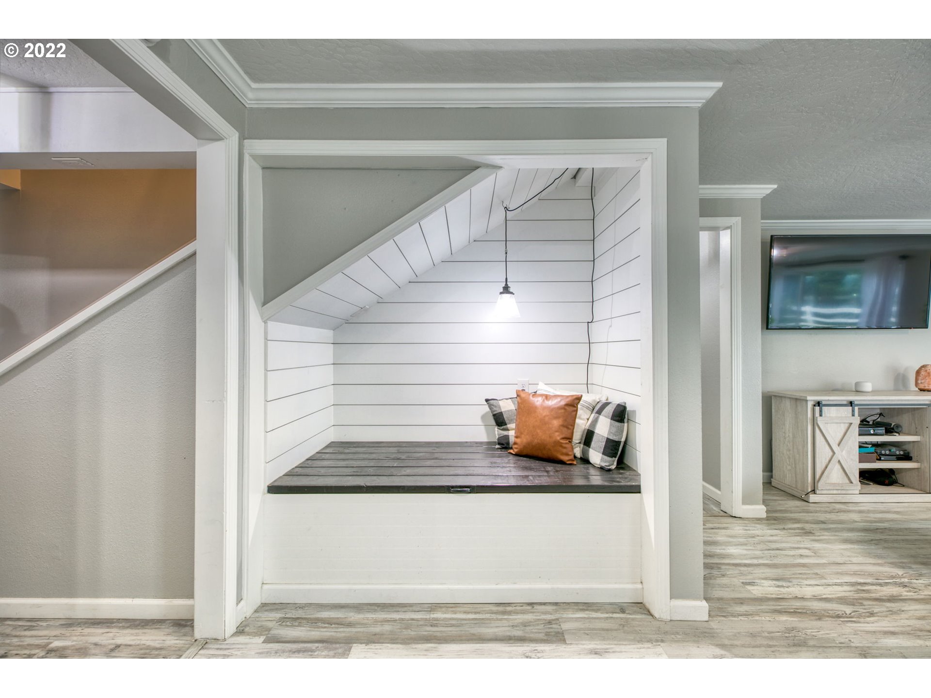 85903 Bailey Hill Road Eugene, OR 97405 - Photo 18 of 27 a view of living room and wooden floor