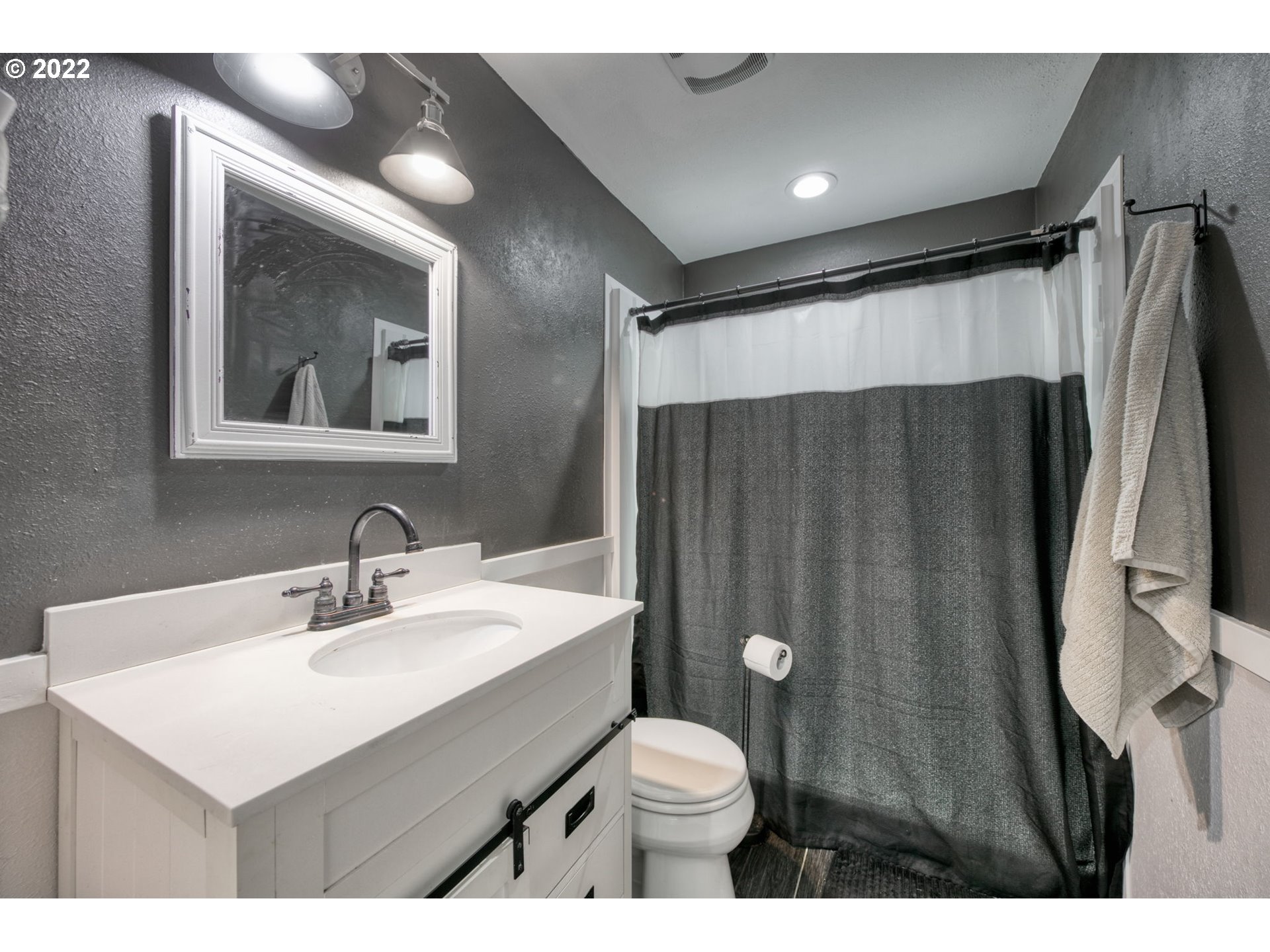 85903 Bailey Hill Road Eugene, OR 97405 - Photo 20 of 27 a bathroom with a sink toilet and shower