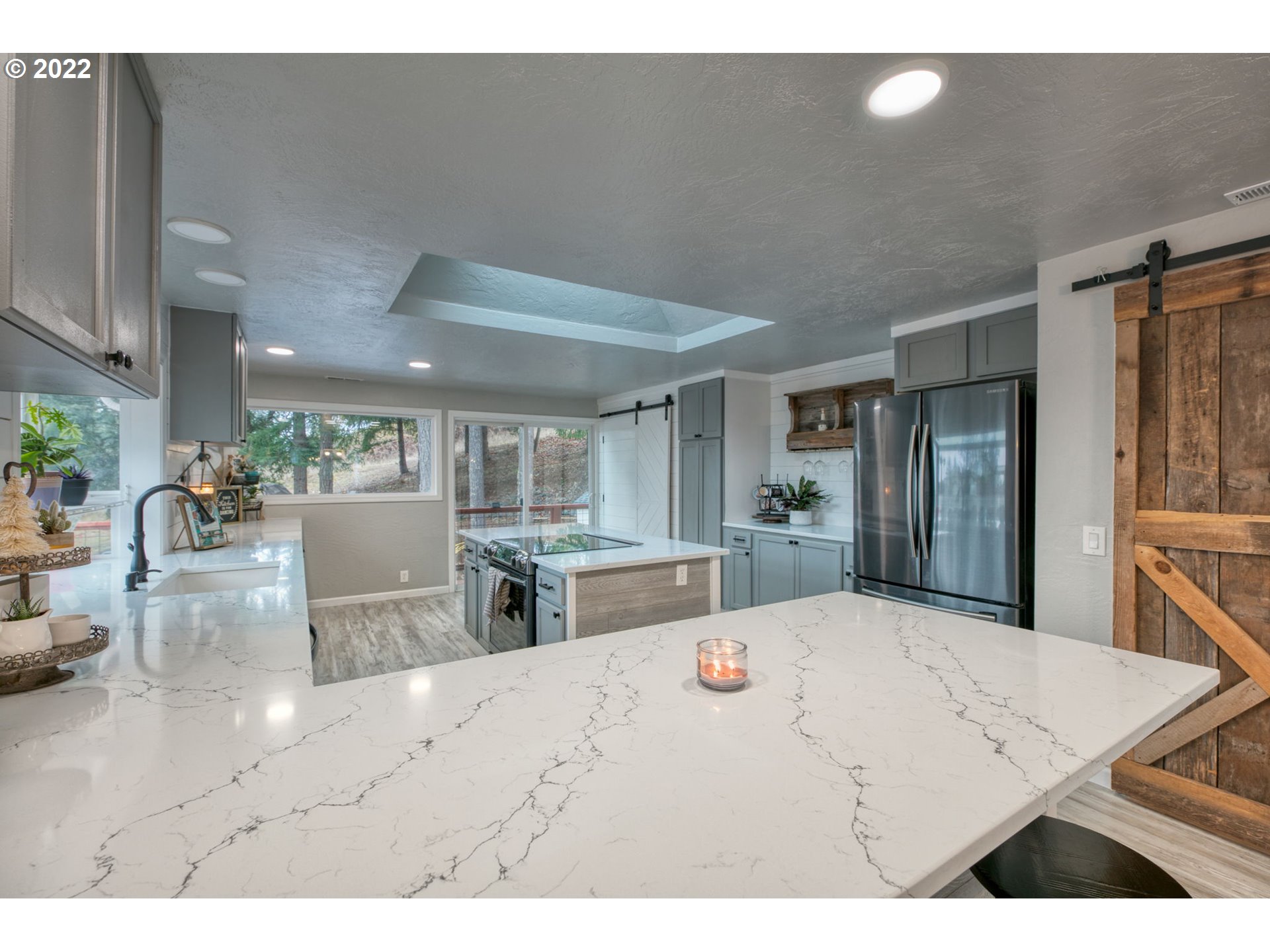 85903 Bailey Hill Road Eugene, OR 97405 - Photo 4 of 27 a view of a living room and kitchen