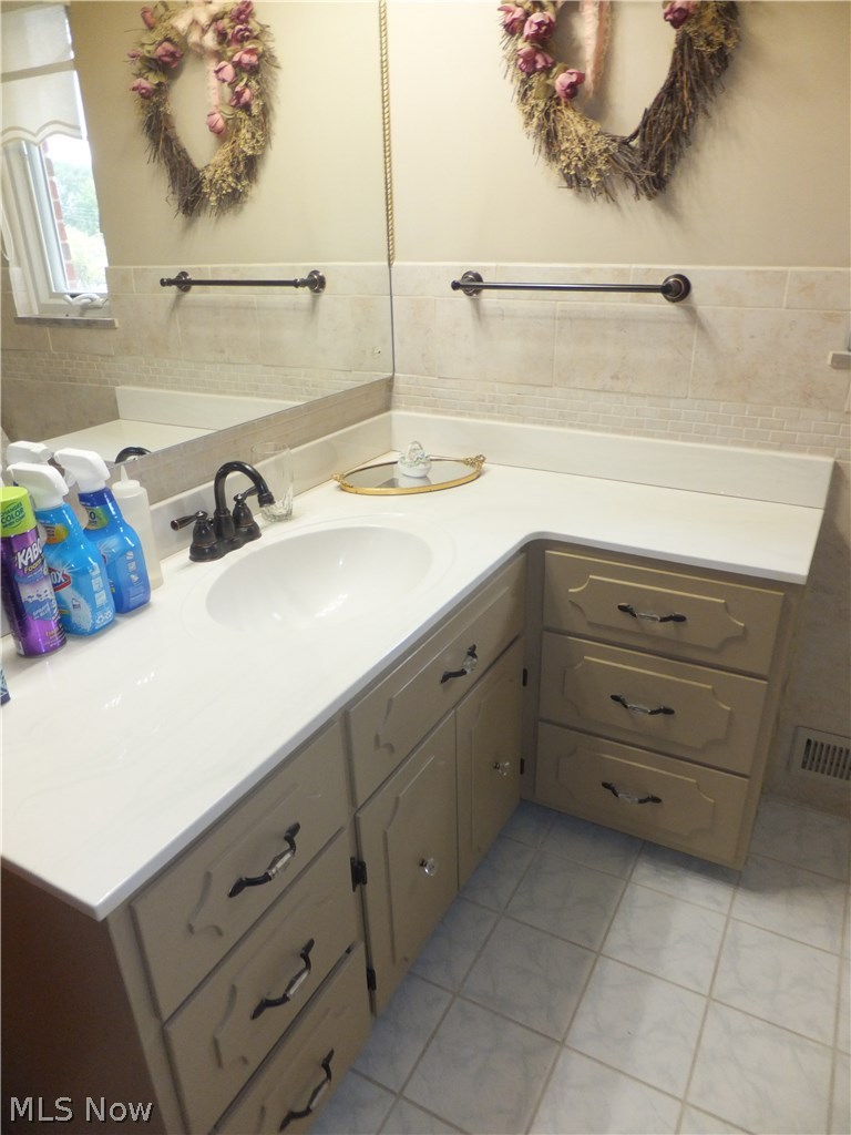 5758 Hauserman Road Parma, OH 44130 - Photo 19 of 34