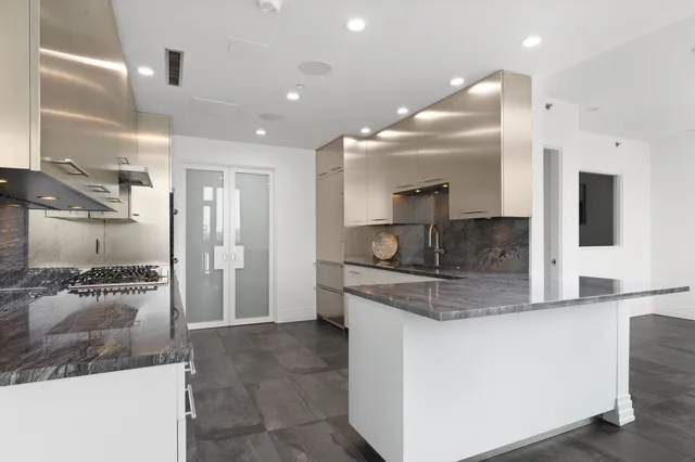 $1,800,000 | 600 North Kingsbury Street, Unit 506, Chicago, IL 60654