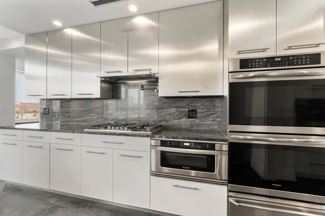 $1,800,000 | 600 North Kingsbury Street, Unit 506, Chicago, IL 60654