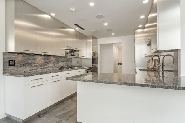 $1,800,000 | 600 North Kingsbury Street, Unit 506, Chicago, IL 60654