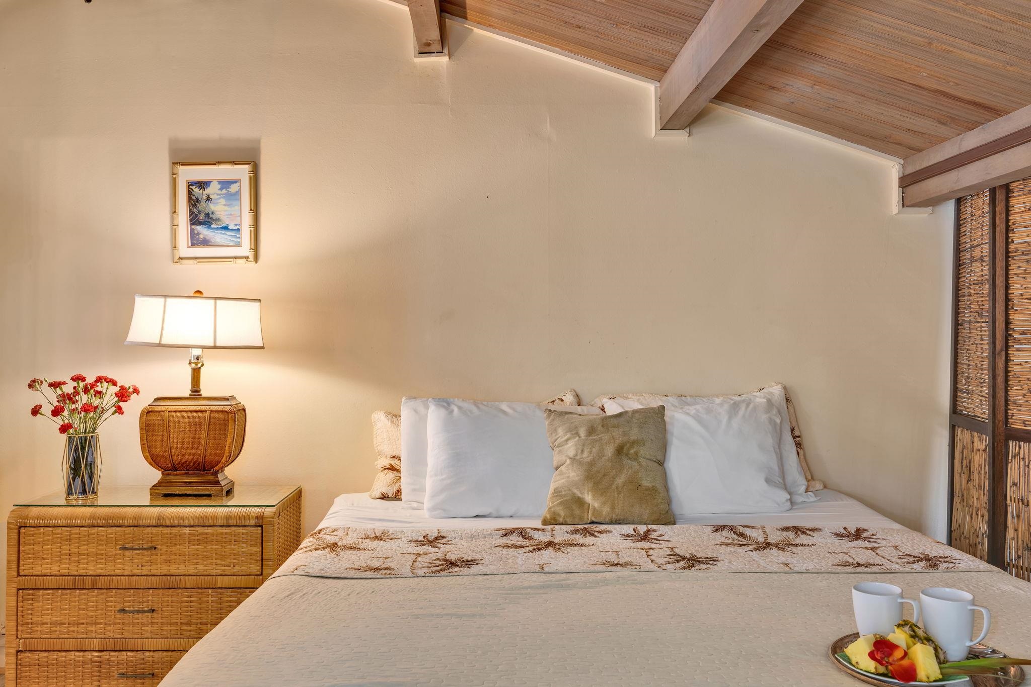 3691 Lower Honoapiilani Road, Unit 211 Lahaina, HI 96761 - Photo 22 of 47 a bedroom with a bed and a lamp