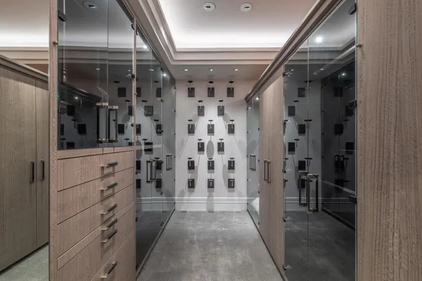 a view of gallery with closet