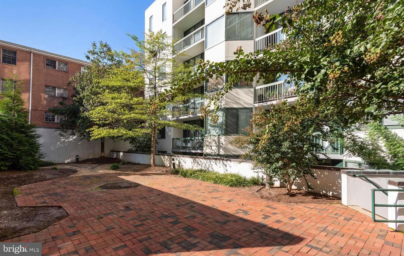 955 26th Street Northwest, Unit 506 Washington, DC 20037 - Photo 11 of 12 a view of a building with a yard