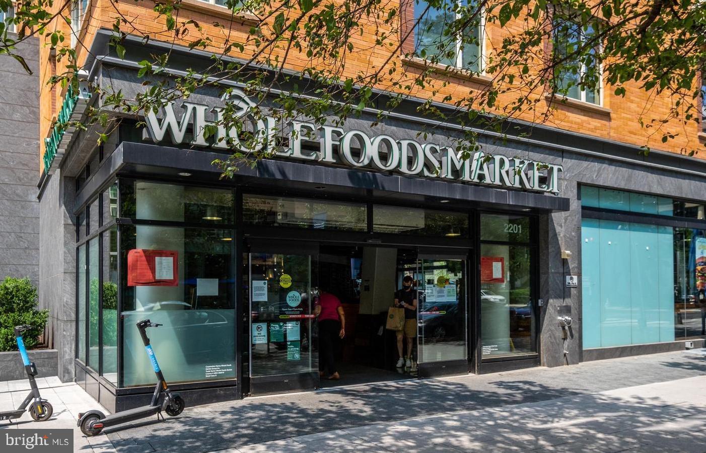 955 26th Street Northwest, Unit 506 Washington, DC 20037 - Photo 8 of 12 a view of a stores