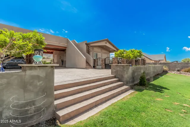 a view of a house with a yard