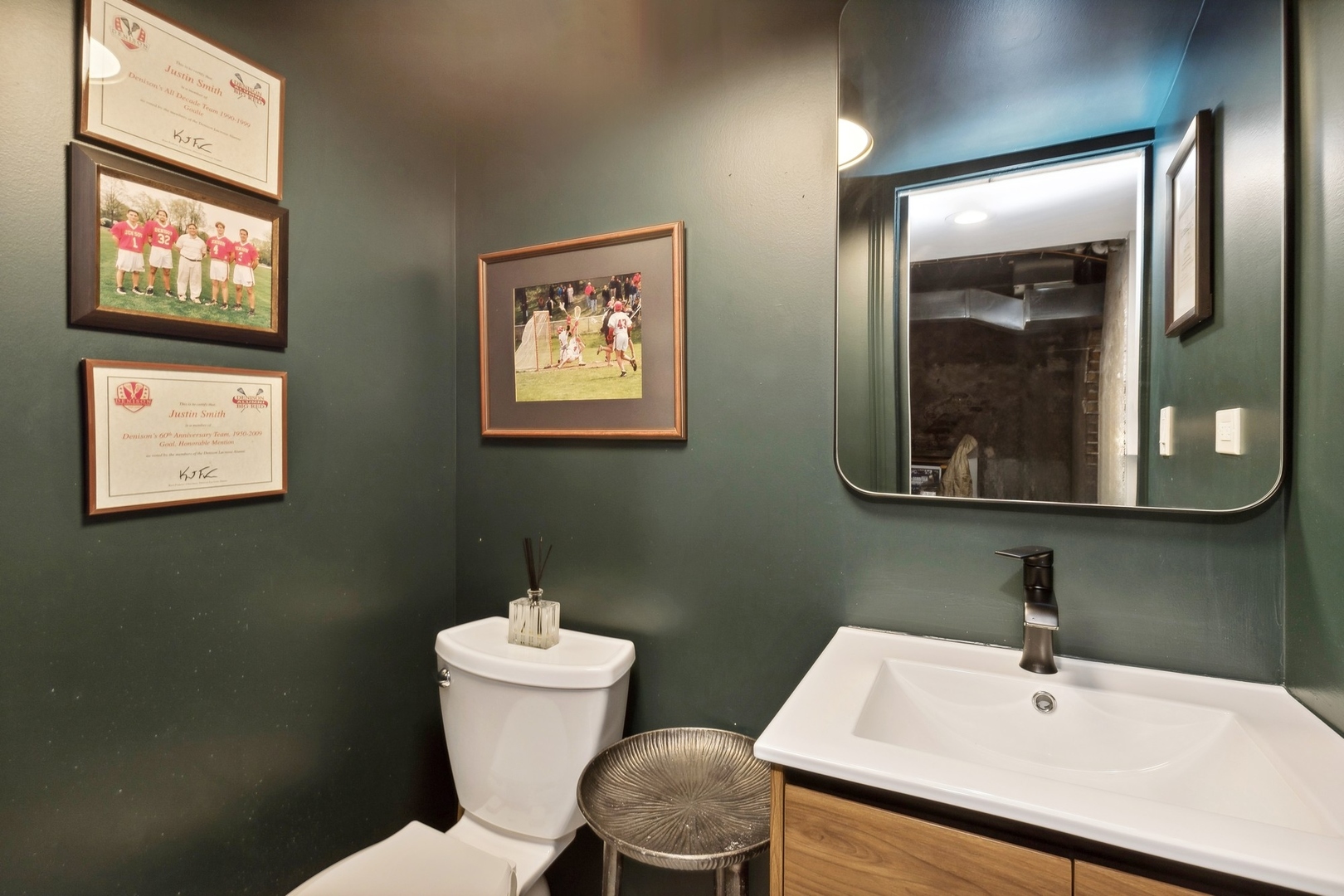 666 Maple Avenue Lake Bluff, IL 60044 - Photo 31 of 41 a bathroom with a toilet a sink and mirror