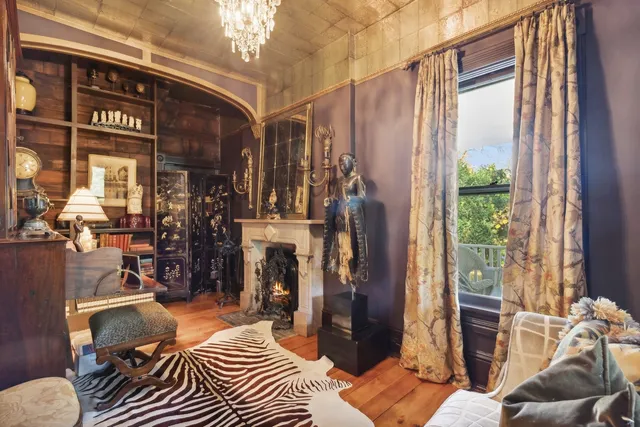 a view of entryway with outdoor seating