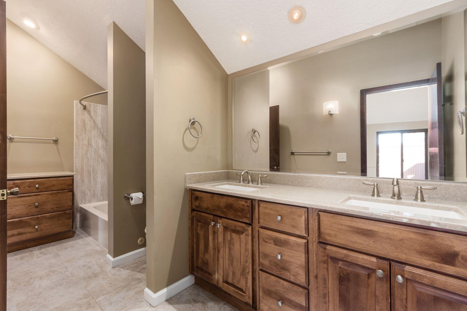 4743 Dierker Road, Unit 3 Columbus, OH 43220 - Photo 31 of 47 Full Bathroom