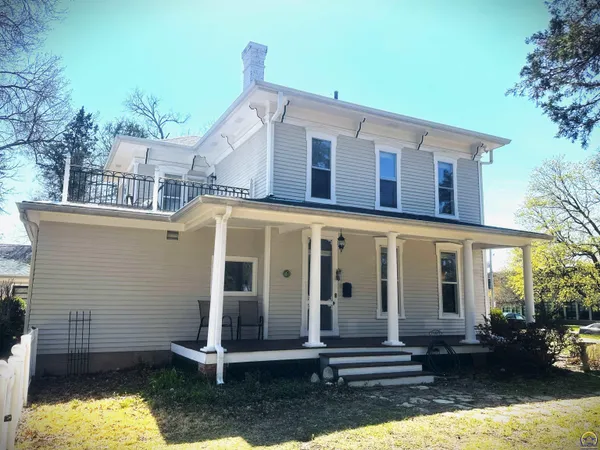 $305,000 | 1720 Southwest Arnold Avenue, Topeka, KS 66604