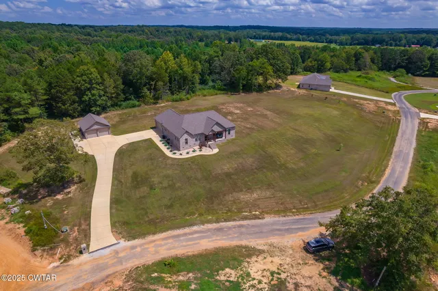a view of a yard with a house