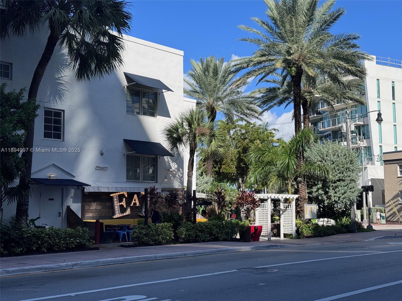 6061 Collins Avenue, Unit 10C Miami Beach, FL 33140 - Photo 30 of 45 Restaurant