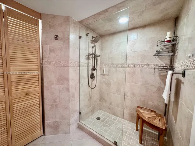 $3,700 | 6061 Collins Avenue, Unit 10C, Miami Beach, FL 33140