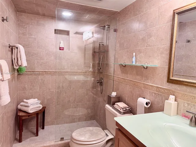 $3,700 | 6061 Collins Avenue, Unit 10C, Miami Beach, FL 33140