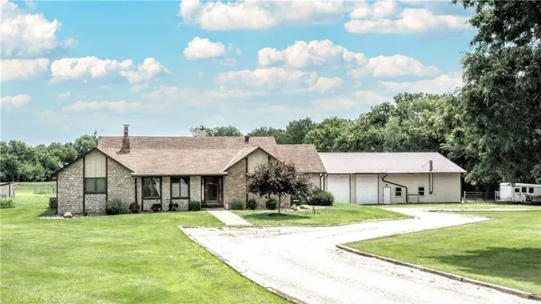 $775,000 | 33421 McClellen Road, Drexel, MO 64742