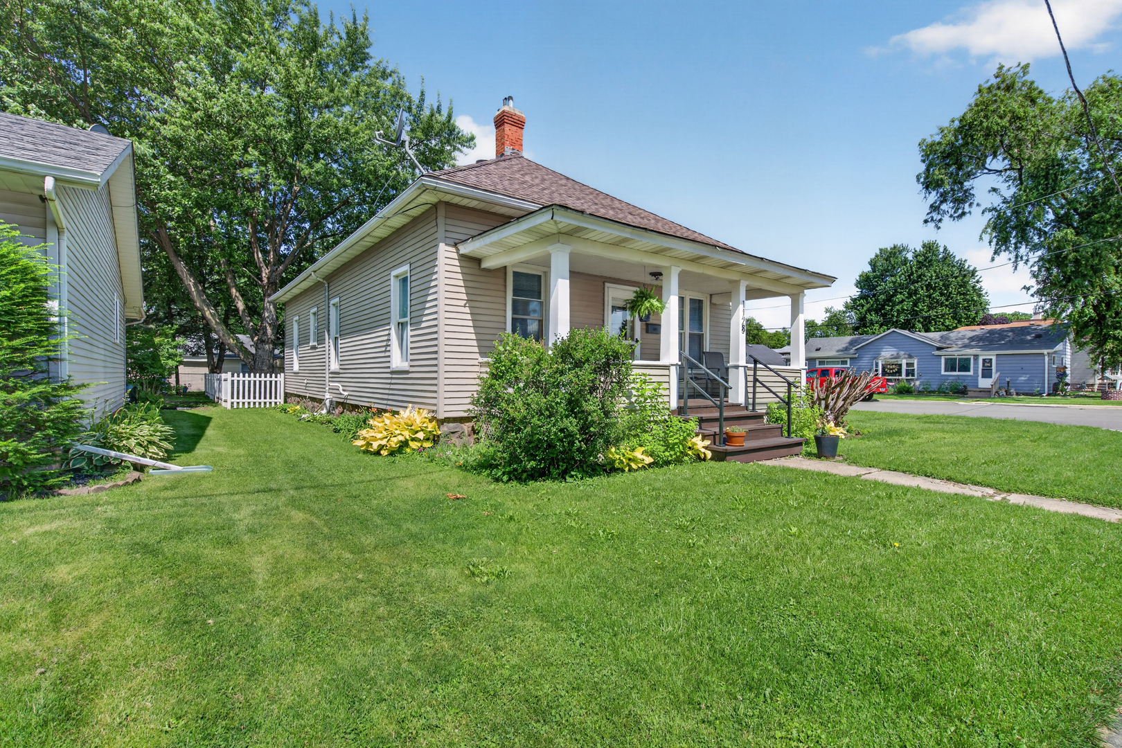 1128 Butler Street Morris, IL 60450 - Photo 24 of 28 a front view of house with yard and green space