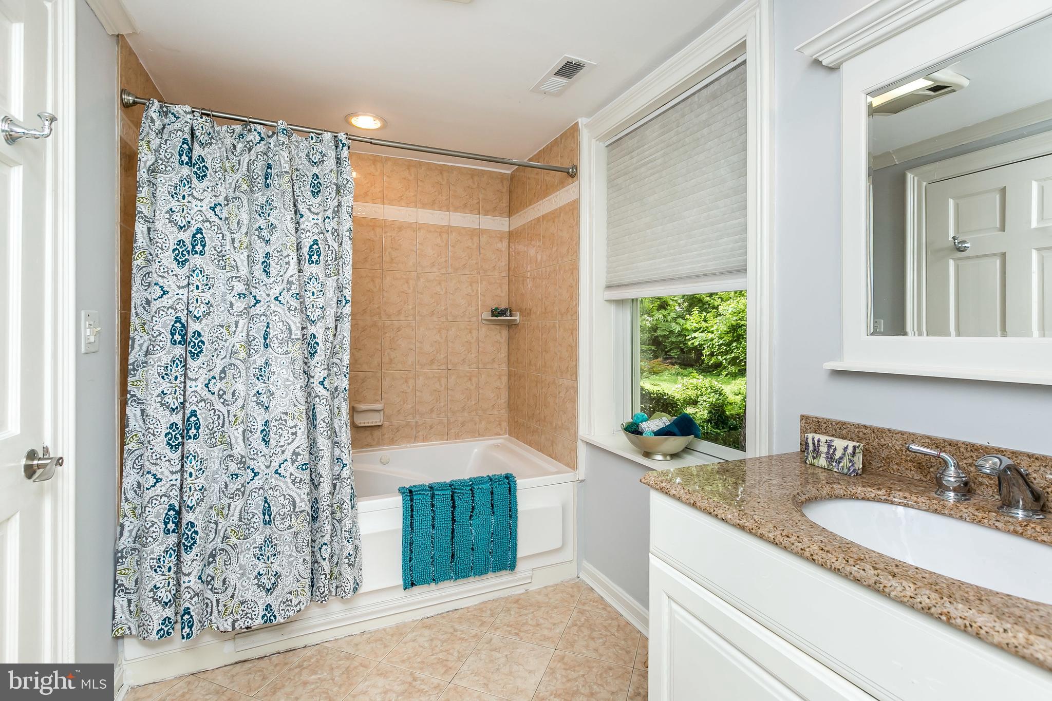 406 Hollen Road Baltimore, MD 21212 - Photo 28 of 43 Second level full bathroom