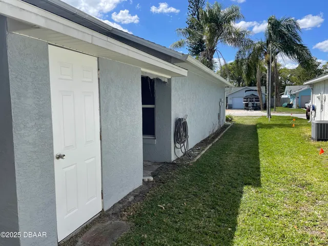 a view of a house with a backyard