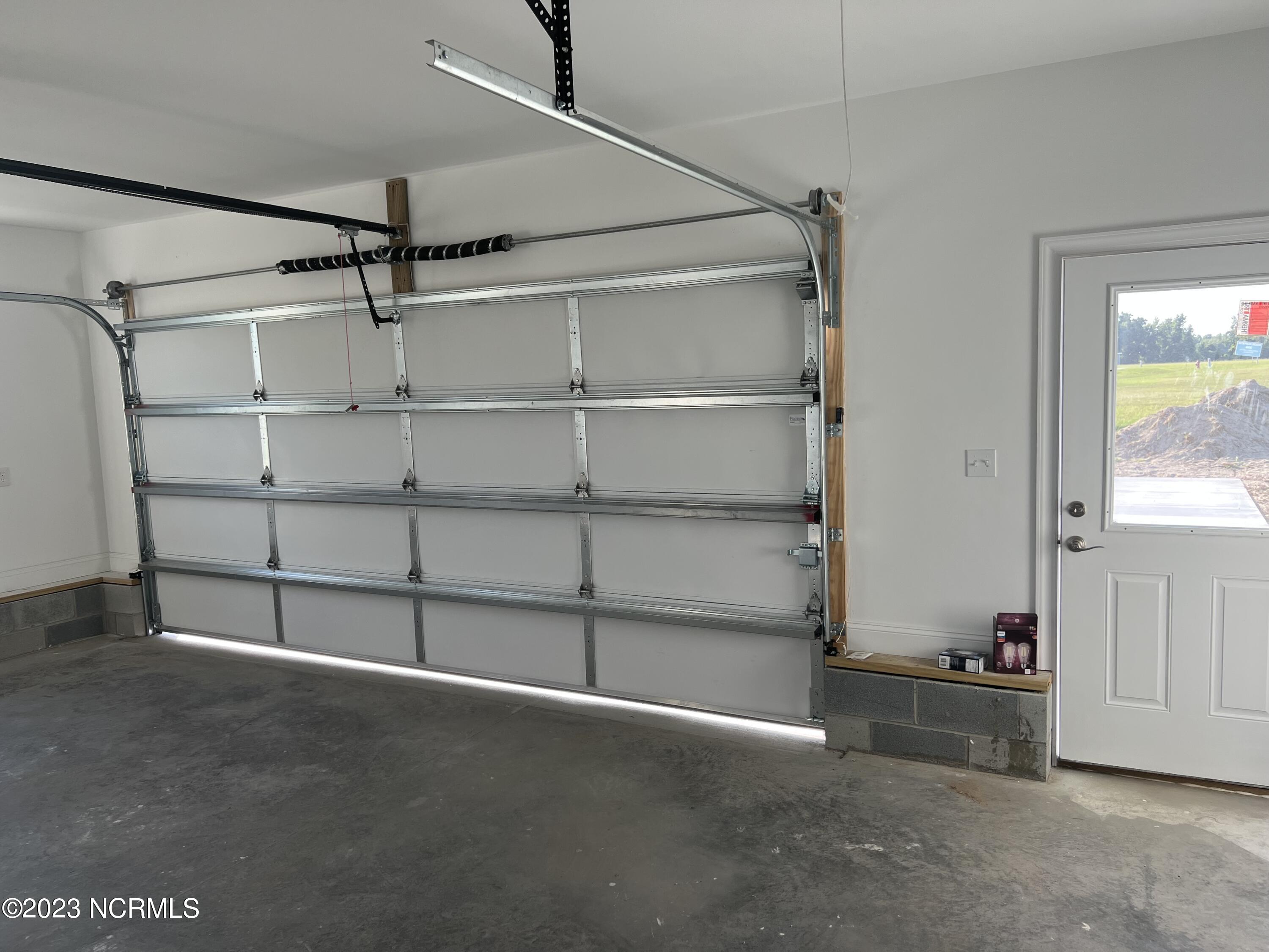 Garage 545 sq.ft. with pull-down stairs