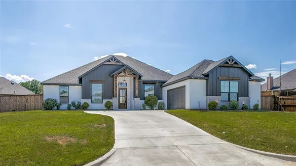 $475,000 | 104 Bent Creek Drive, Cleburne, TX 76033