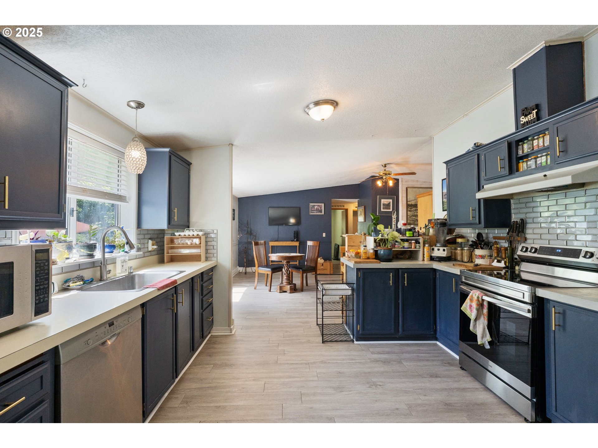 18700 Southwest Seiffert Road Sherwood, OR 97140 - Photo 15 of 48 Kitchen/Dining Room