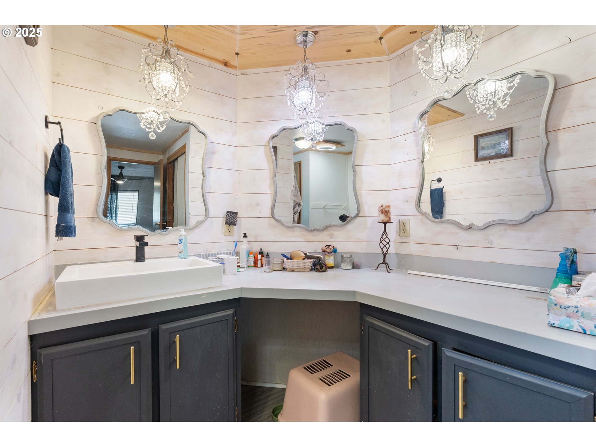 18700 Southwest Seiffert Road Sherwood, OR 97140 - Photo 20 of 48 Bathroom, Attached