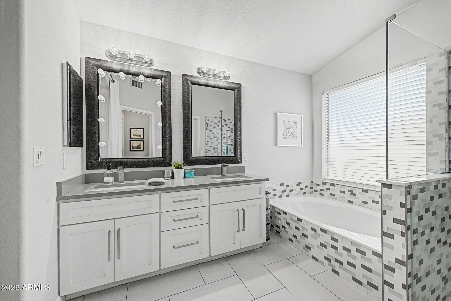 5975 West Alameda Road Glendale, AZ 85310 - Photo 21 of 49 Primary bathroom