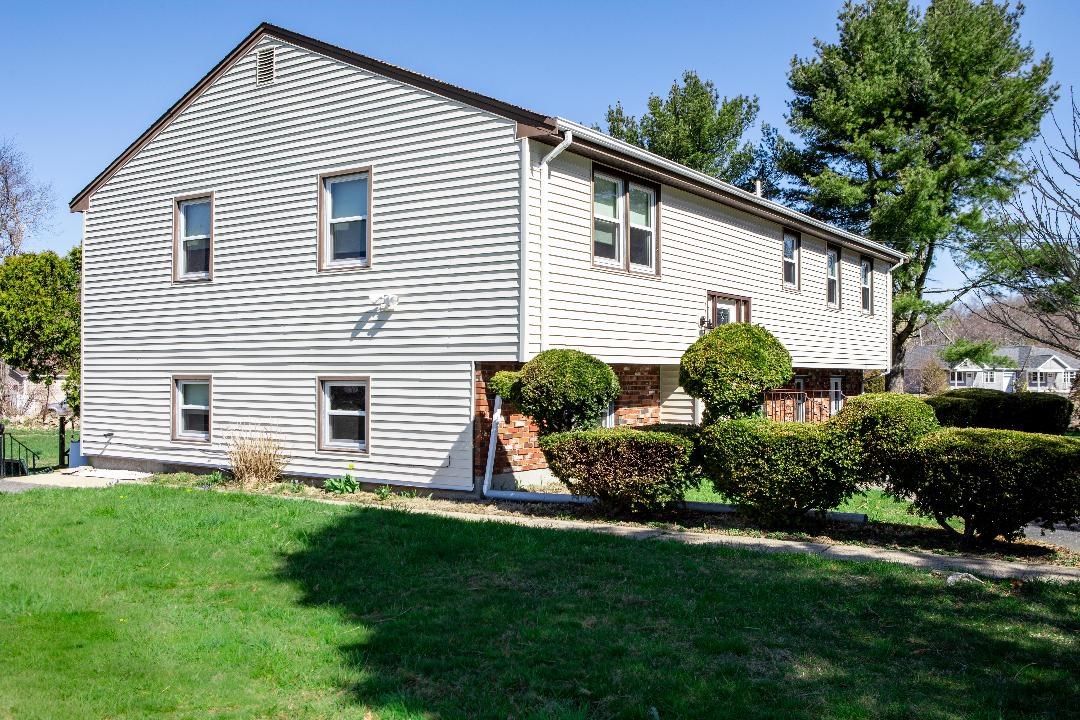 990 Stafford Road Tiverton, RI 02878 - Photo 2 of 17 Gallery Image 2