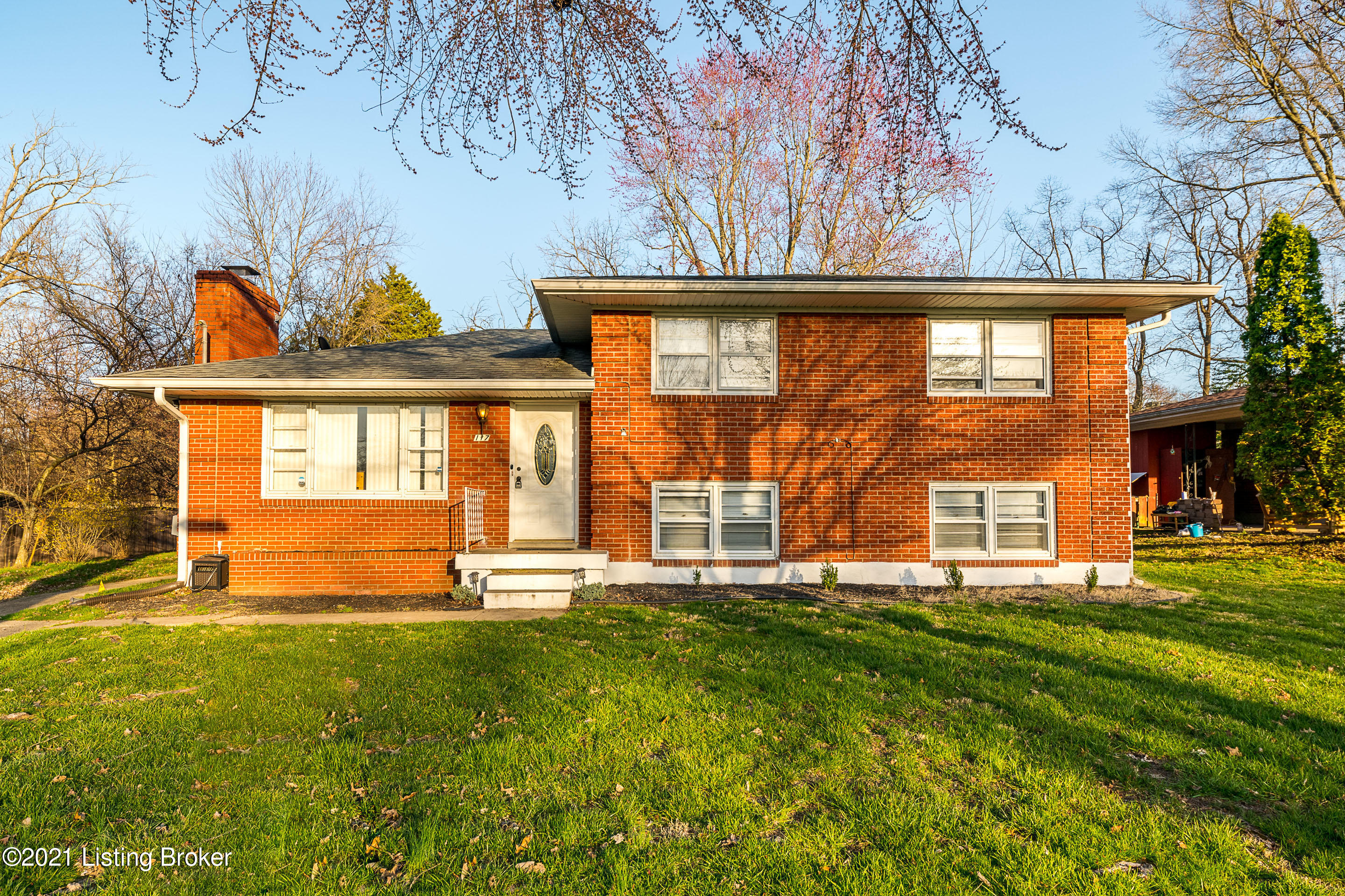 117 Buttercup Road Louisville, KY 40218 - Photo 2 of 27 FOH 2