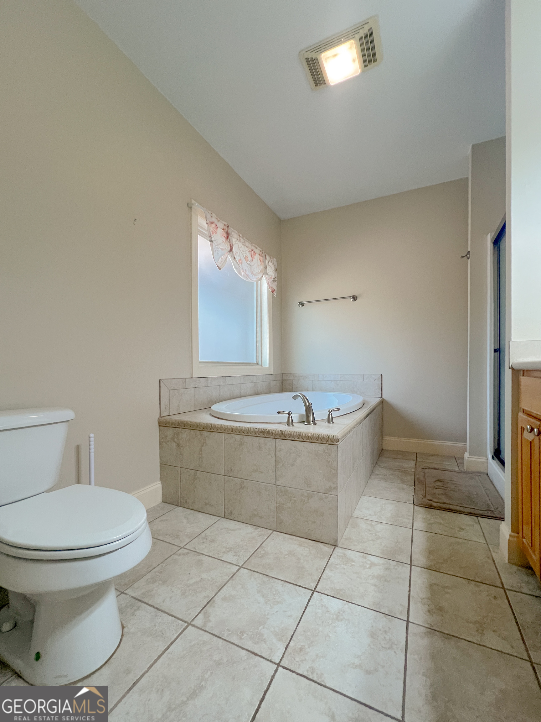 1610 Clifton Road Statesboro, GA 30458 - Photo 31 of 37 a bathroom with a bathtub and toilet
