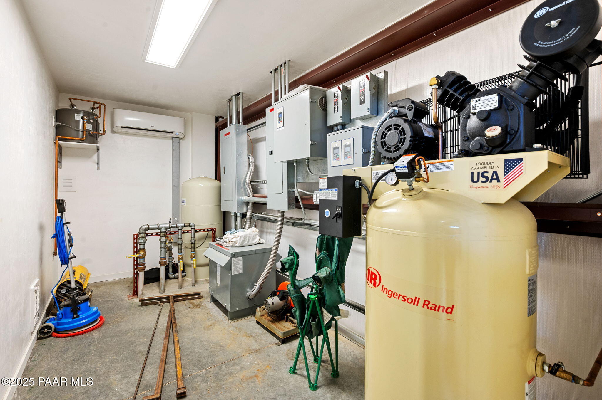 7520 North Williamson Valley Road Prescott, AZ 86305 - Photo 37 of 57 a living room filled with furniture