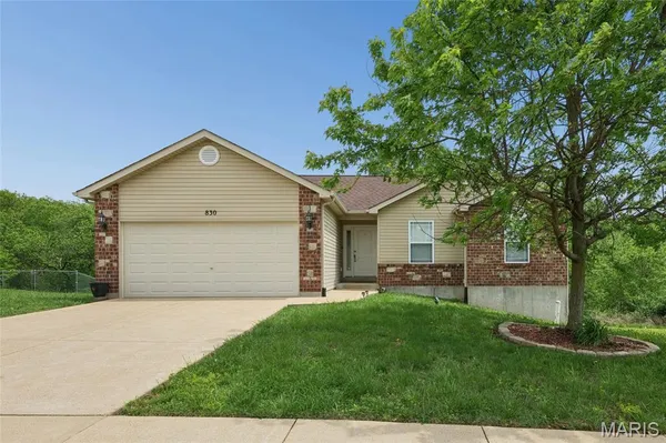 $299,500 | 830 Hawks Cir Drive, Hillsboro, MO 63050
