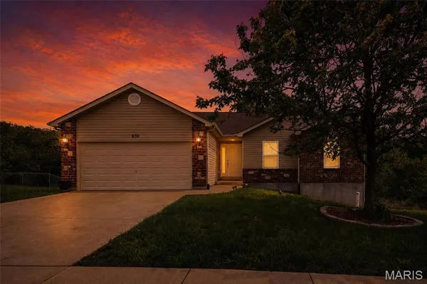 $299,500 | 830 Hawks Cir Drive, Hillsboro, MO 63050