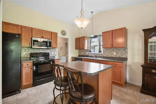 $299,500 | 830 Hawks Cir Drive, Hillsboro, MO 63050