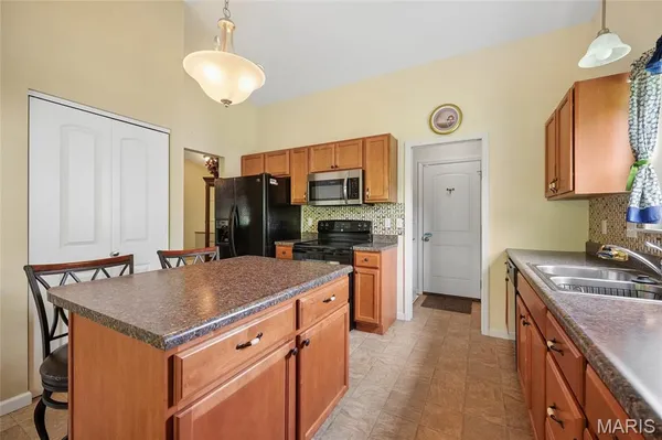 $299,500 | 830 Hawks Cir Drive, Hillsboro, MO 63050