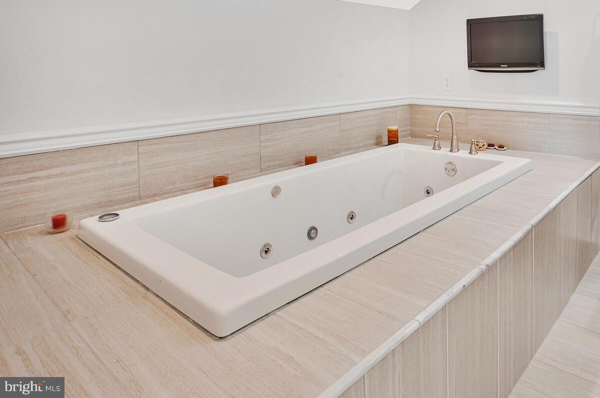 201 Charles Road Linthicum Heights, MD 21090 - Photo 31 of 50 a bathroom with a bathtub and a window