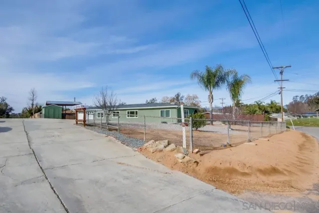 a view of a yard with a house
