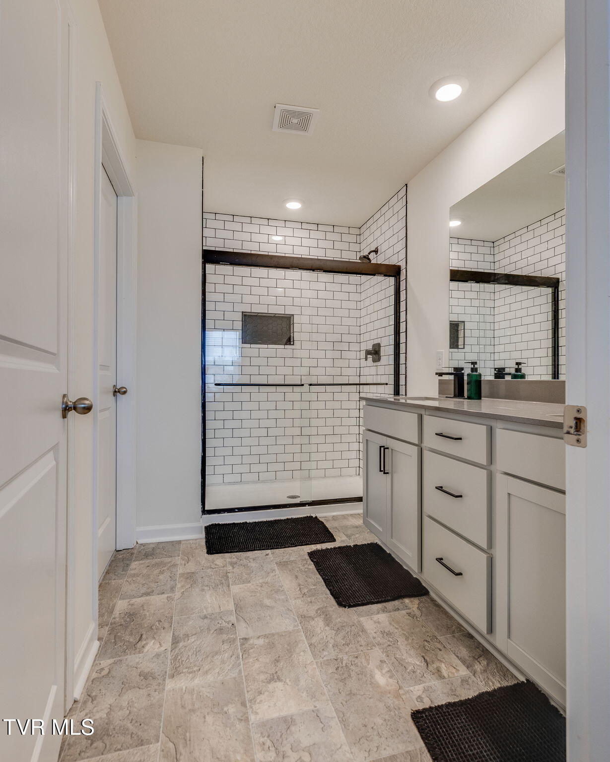 2556 Bridgeforth Crossing Kingsport, TN 37664 - Photo 19 of 35 019