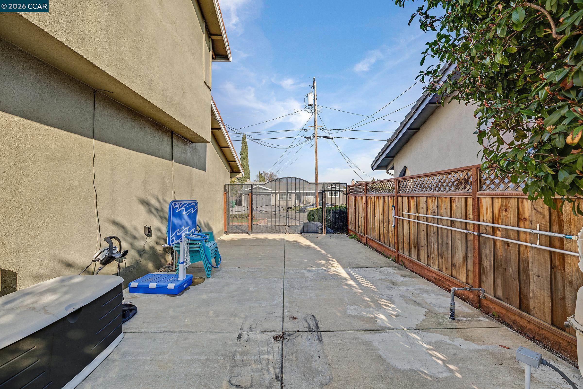 9597 Davona Drive San Ramon, CA 94583 - Photo 31 of 38 a view of a garage