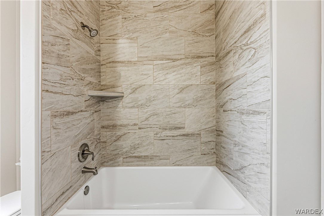 9818 North Cyrus Road Kingman, AZ 86401 - Photo 25 of 42 a bathroom with a bathtub