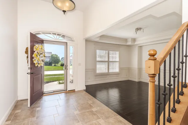 a view of an entryway with a livingroom