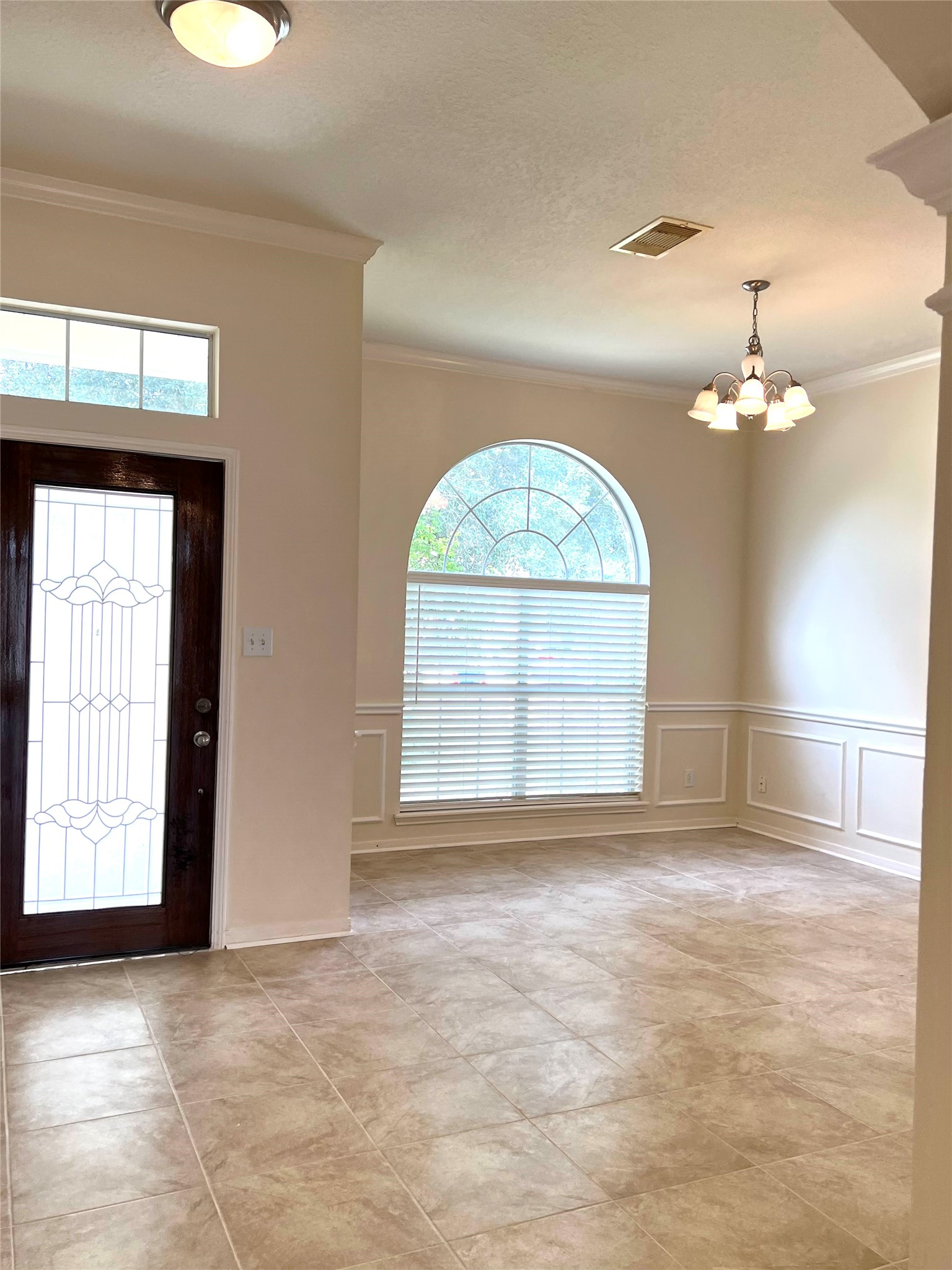 442 Pinewood Ridge Drive Spring, TX 77386 - Photo 3 of 20 Entrance and Dining room