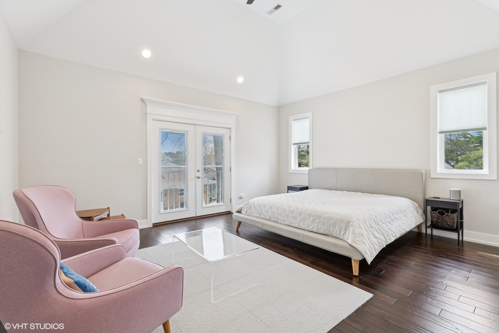 2131 Parkview Court Wilmette, IL 60091 - Photo 21 of 54 a spacious bedroom with a bed and a chair