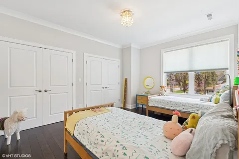 a en suite bathroom with a double vanity sink and a mirror