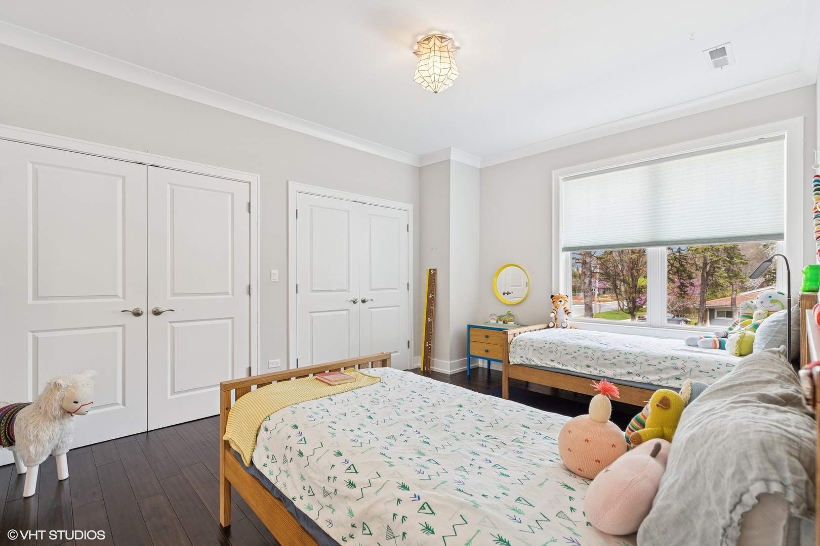 2131 Parkview Court Wilmette, IL 60091 - Photo 32 of 54 a bedroom with a bed and window