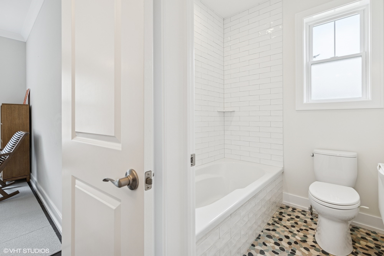 2131 Parkview Court Wilmette, IL 60091 - Photo 34 of 54 a bathroom with a toilet and a bathtub